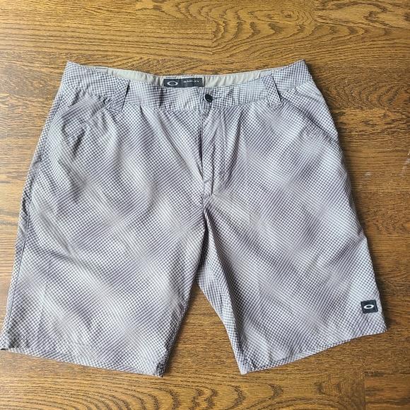 Oakley Men's Gray  Shorts Sz.36 - Picture 1 of 9